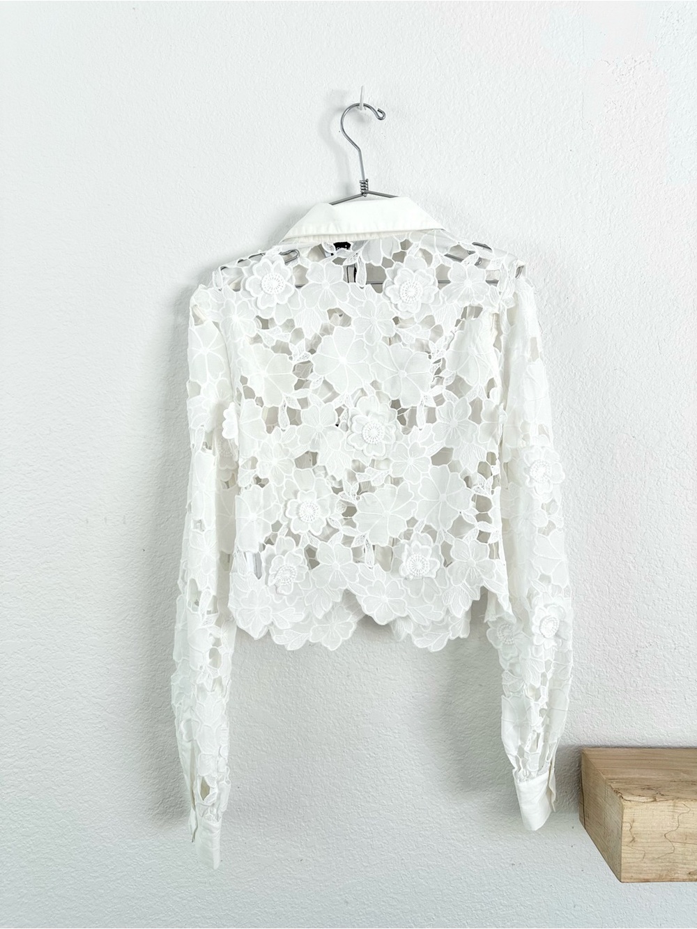En Saison Sheer Laser-Cut Floral Buttondown Crop Top - Picture 2 of 7